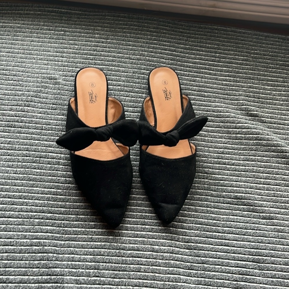 Black Heel The World ladies flats size 8